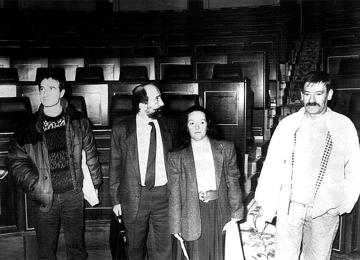 HBko diputatu hautatuak, 1989ko azaroaren 20an, Espainiako Kongresuan akreditazioak hartu ondoren: Josu Muguruza, Iñaki Esnaola, Itziar Aizpurua eta Jon Idigoras. EFE.