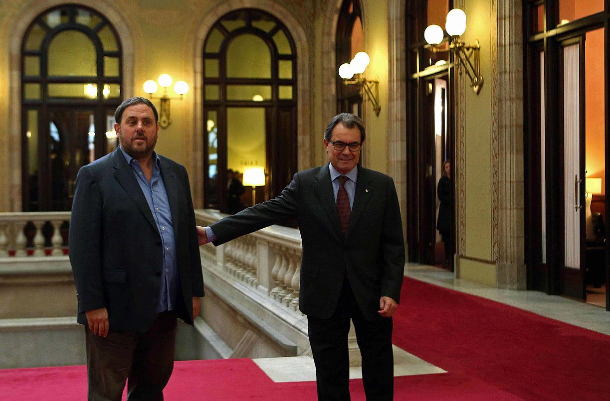 Oriol Junqueras eta Artur Mas, atzo, Kataluniako Parlamentuko korridorean. TONI ALBIR / EFE.