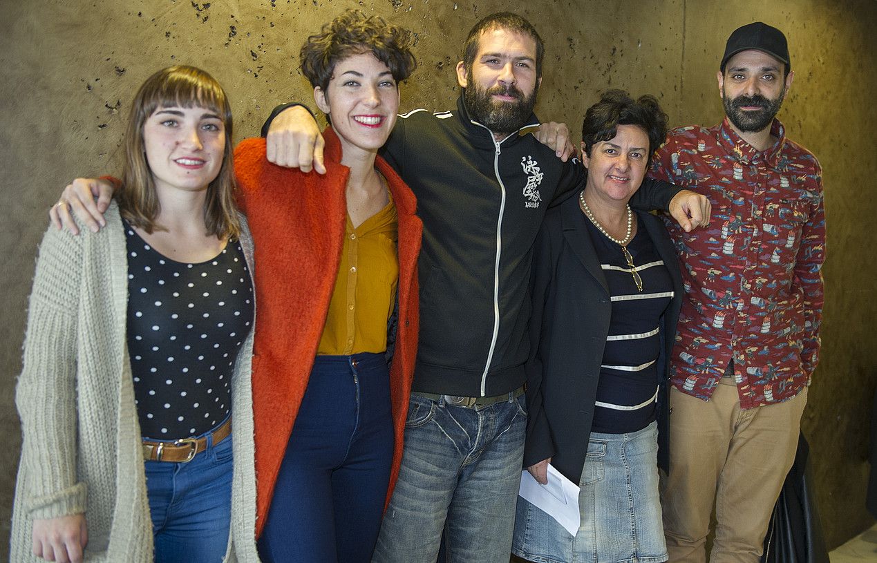 Euskal filmen aurkezpena egin zuten atzo. Irudian, Maider Fernandez, Maria Elorza, Mikel Camarero, Ines Intxausti eta Aitor Gutierrez. MONIKA DEL VALLE / ARGAZKI PRESS. Euskal filmen aurkezpena egin zuten atzo. Irudian, Maider Fernandez, Maria Elorza, Mikel Camarero, Ines Intxausti eta Aitor Gutierrez. MONIKA DEL VALLE / ARGAZKI PRESS.