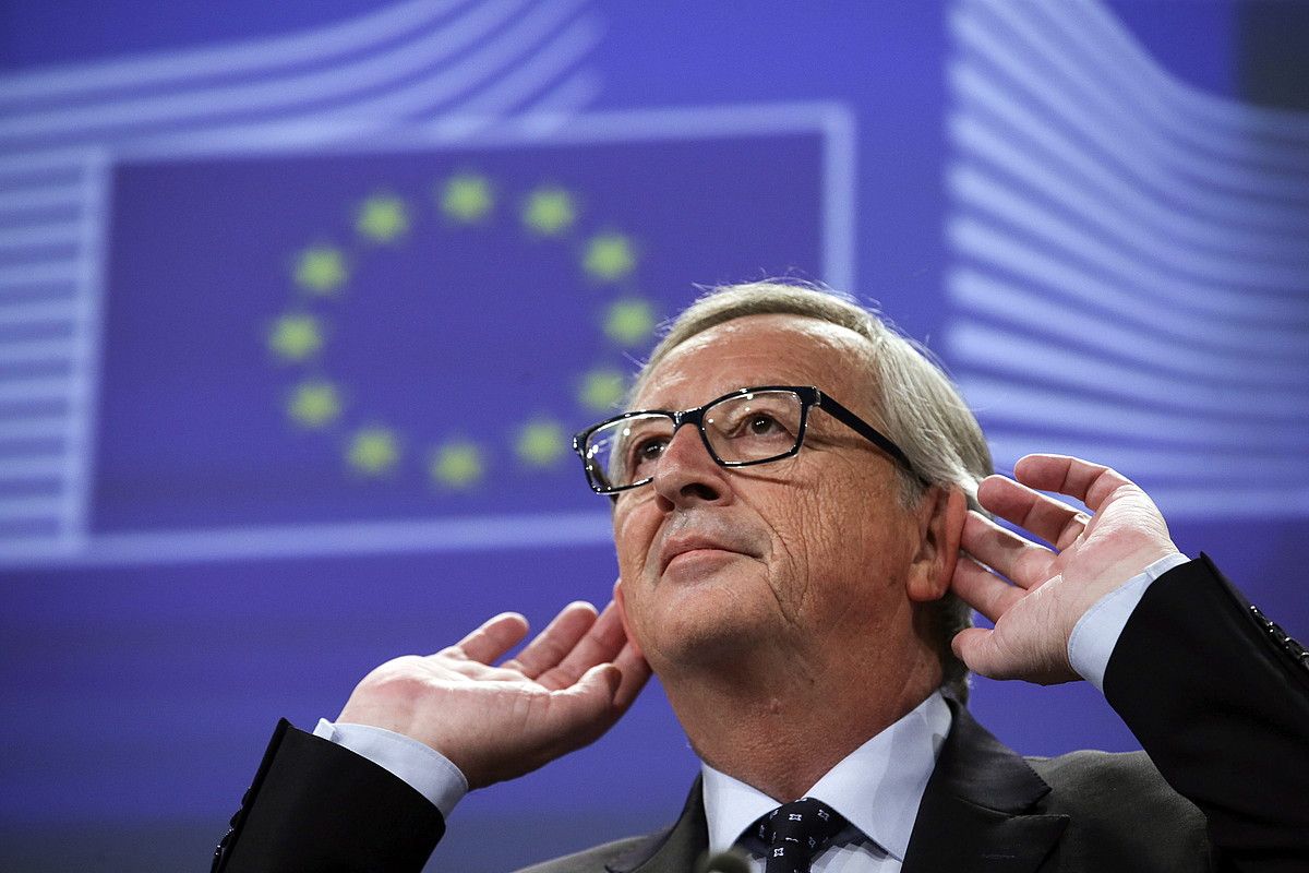 Jean Claude Juncker Europako Batzordeko burua, atzo, Bruselan egindako prentsaurrekoan. OLIVIER HOSLET / EFE.