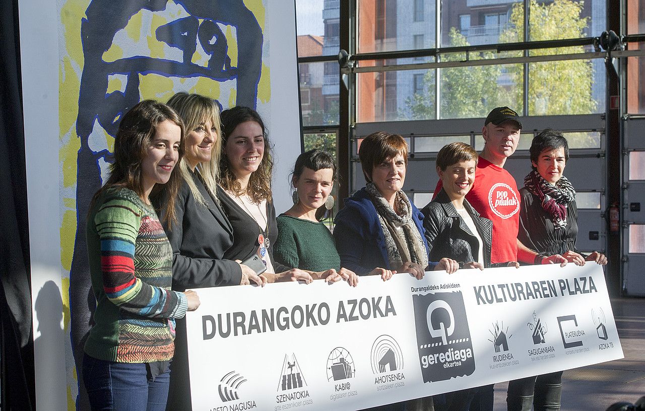 Durangoko Azokako guneetako ordezkariek beren eskaintza aurkeztu zuten atzo. MARISOL RAMIREZ / ARGAZKI PRESS. Durangoko Azokako guneetako ordezkariek beren eskaintza aurkeztu zuten atzo. MARISOL RAMIREZ / ARGAZKI PRESS.