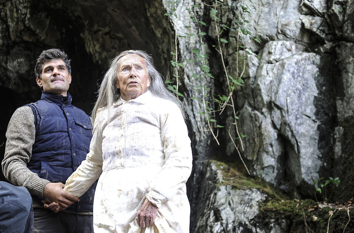 Manu Uranga eta Amparo Badiola aktoreak, atzo, Artikutzan, filmeko sekuentzia baten grabazioan. JAGOBA MANTEROLA / ARP. Manu Uranga eta Amparo Badiola aktoreak, atzo, Artikutzan, filmeko sekuentzia baten grabazioan. JAGOBA MANTEROLA / ARP.
