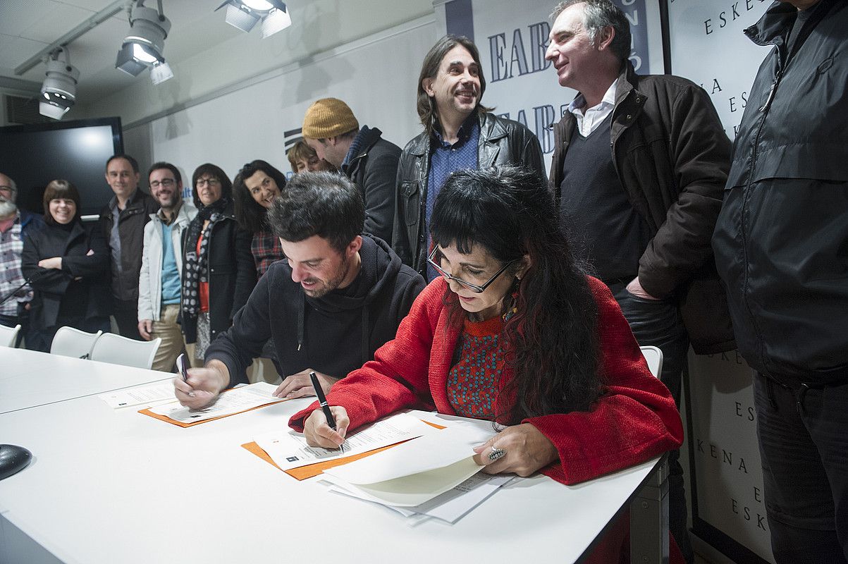 Hainbat aktore eta Eskenako ordezkari, atzo, Donostian. JON URBE / ARGAZKI PRESS.