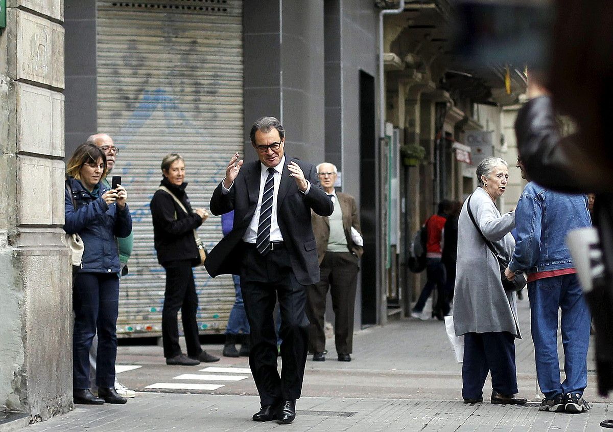 Artur Mas presidentea, atzo, CDCren bilkurara iristen, txalo artean. A. ESTEVEZ / EFE.