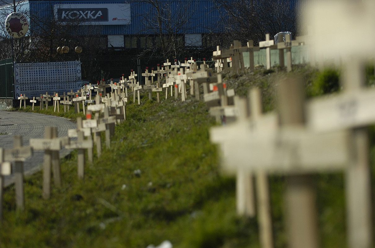 Luze jo du Koxkaren gatazkak. Irudia 2009koa da, kaleratzeen aurka gurutzeak jarri zituzten. JAGOBA MANTEROLA / ARGAZKI PRESS.