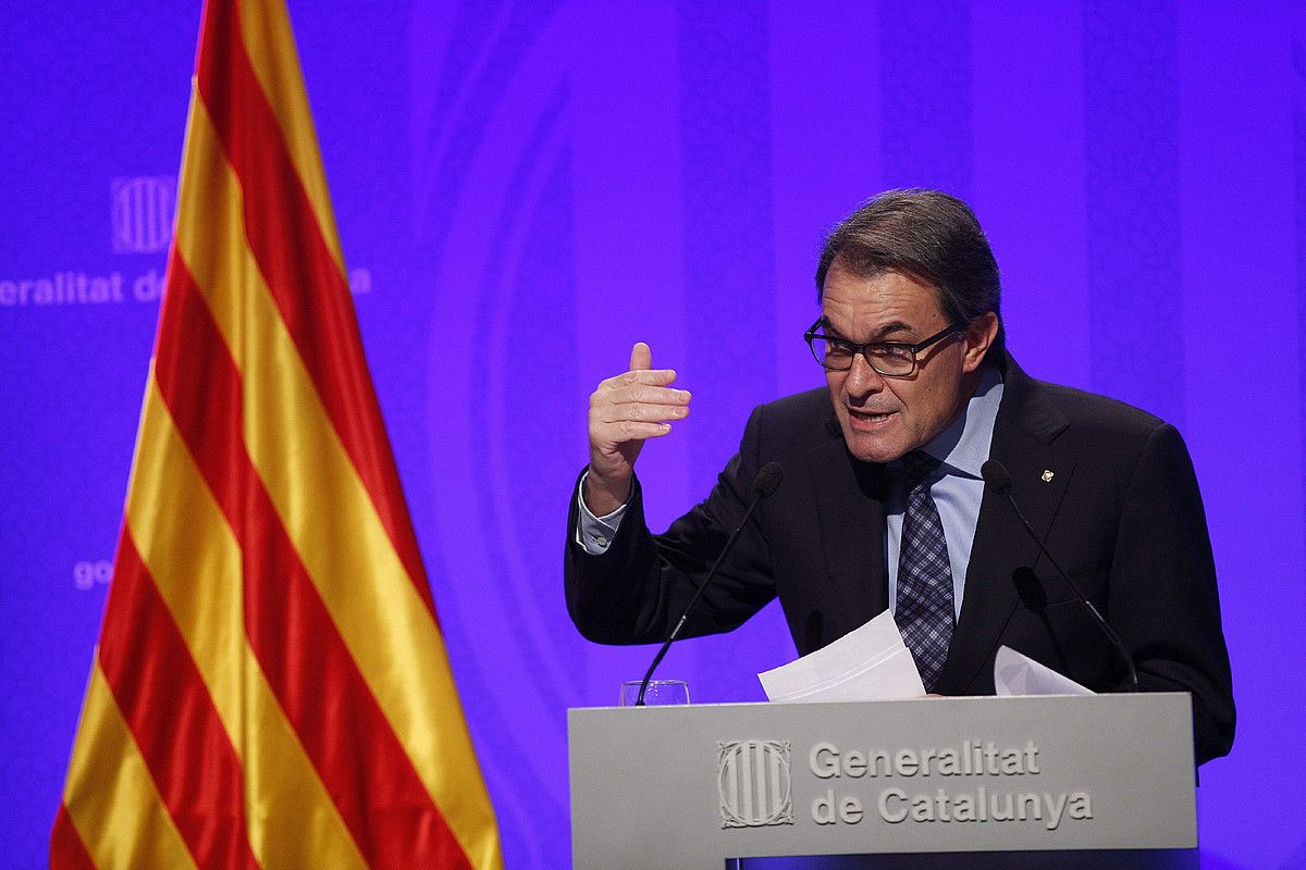 Artur Mas, atzo, gobernuaren bilera egin osteko prentsaurrekoan. ALEJANDRO GARCIA / EFE. Artur Mas, atzo, gobernuaren bilera egin osteko prentsaurrekoan. ALEJANDRO GARCIA / EFE.