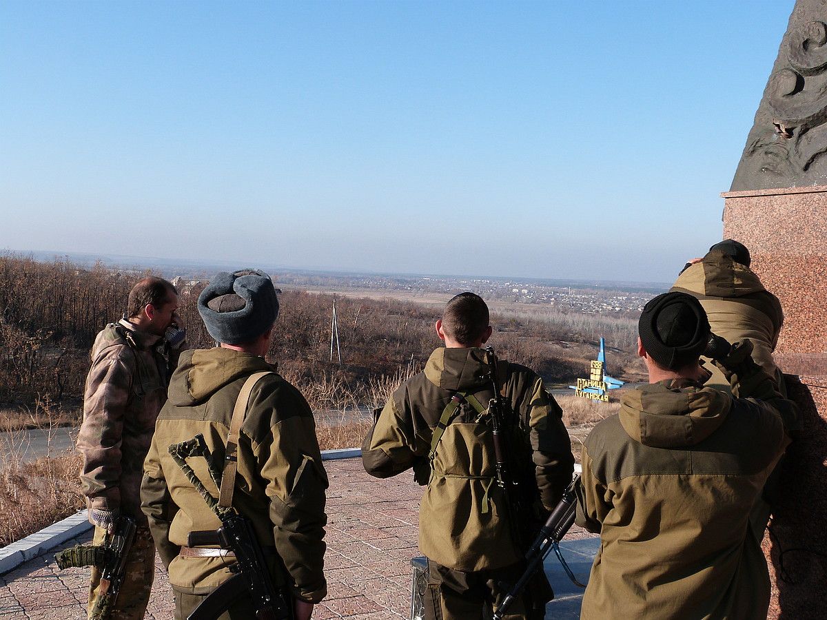 Luhanskeko frontea Luhansk hiriburutik hamabost kilometrora dago, Stanitxa Luhanskaia herrian. Irudian, milizien zaintza postua. LUR GIL. Luhanskeko frontea Luhansk hiriburutik hamabost kilometrora dago, Stanitxa Luhanskaia herrian. Irudian, milizien zaintza postua. LUR GIL.