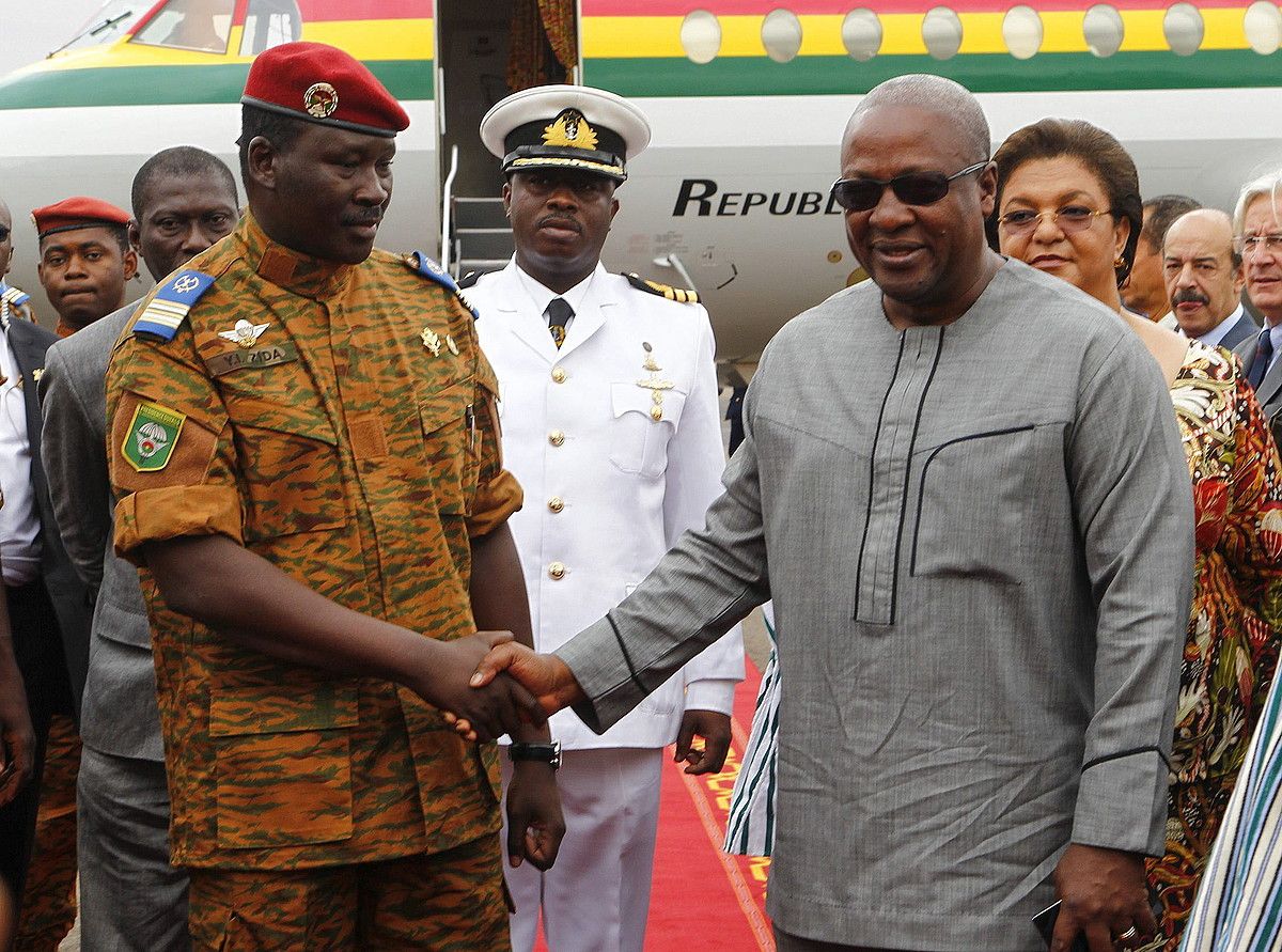 Burkina Fasoko armadako Isaac Yacuba Zida koronela Ghanako presidentearekin elkartu zen herenegun. LEGNAN KULA / EFE.