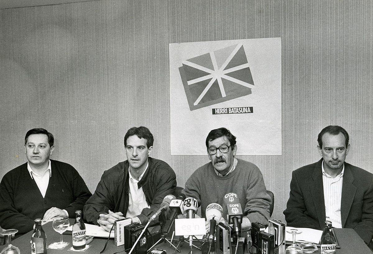 Patxi Zabaleta, Adolfo Araiz, Jon Idigoras zena eta Iñaki Aldekoa, 1991n, HBren prentsaurreko batean. EGUNKARIA.