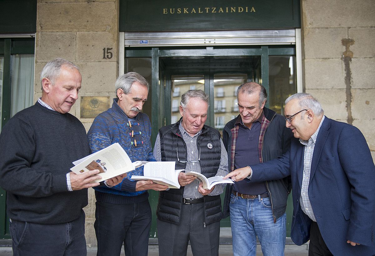 Liburua egiten lagundu dutenetako batzuk, lana eskuetan dutela. M. RAMIREZ / ARP.