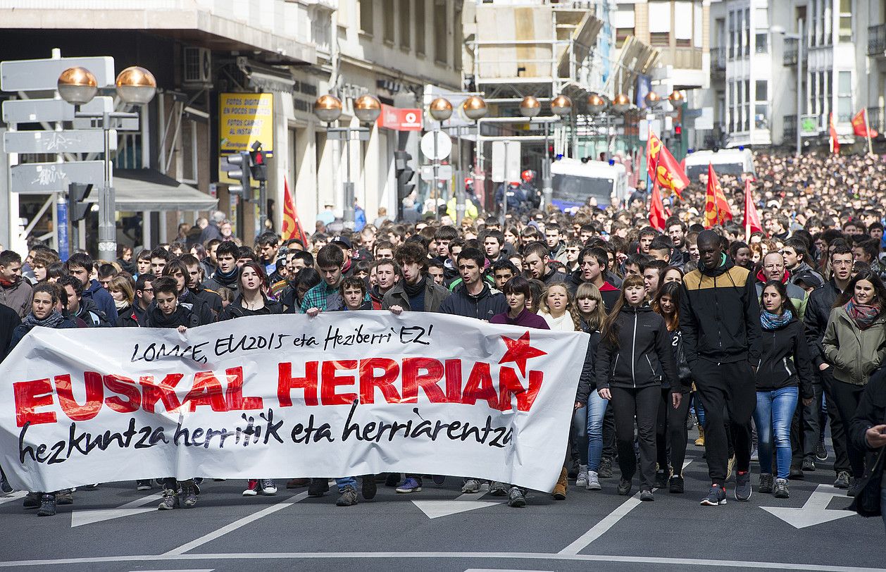 Ikasleen manifestazioa, Gasteizen, Espainiako hezkuntza erreformaren aurka. RAUL BOGAJO / ARGAZKI PRESS. Ikasleen manifestazioa, Gasteizen, Espainiako hezkuntza erreformaren aurka. RAUL BOGAJO / ARGAZKI PRESS.