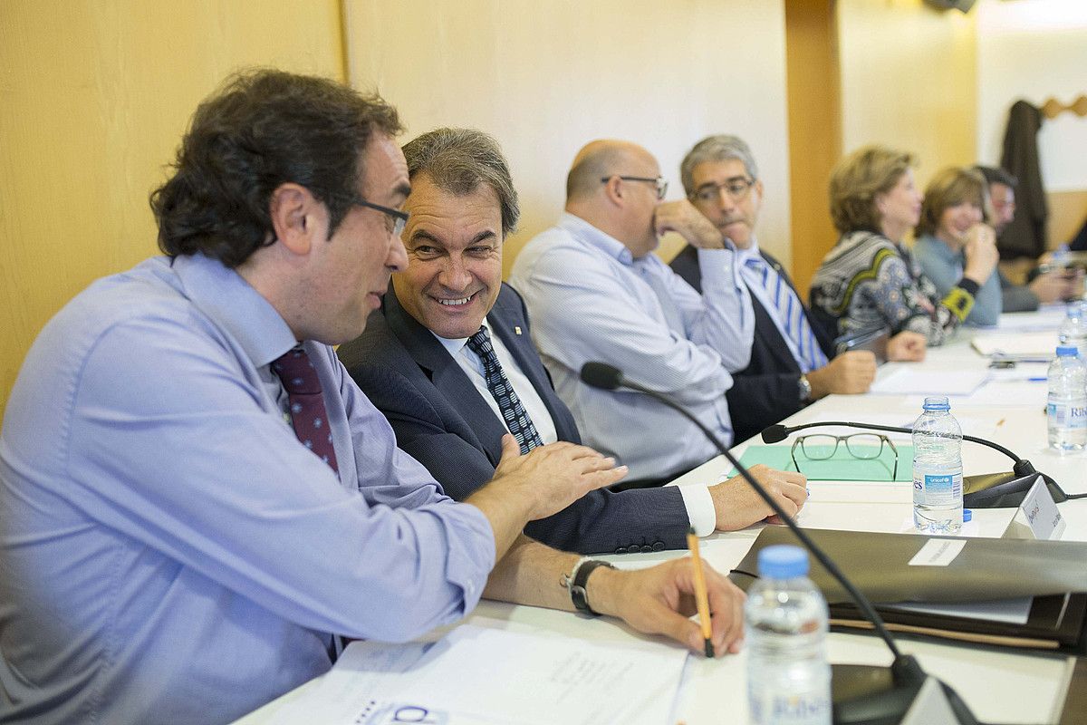 Josep Rull CDCko koordinatzaile nagusia eta Artur Mas Kataluniako presidentea, atzo, CDCren bileran. ALEJANDRO GARCIA / EFE.