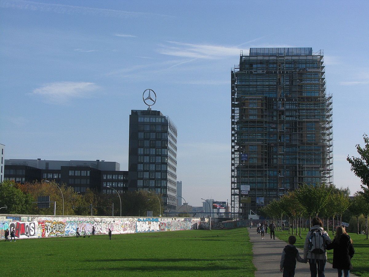 Mercedes Benz banaketagunea eta Living Bauhausen luxuzko etxebizitzak, biak Media Spree planaren barruan eraikiak. NEREA MENOR.