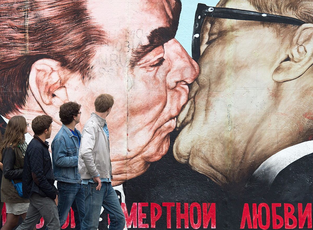 Brezhnev eta Honeckerren pasioa, Dmitri Vrubel errusiarraren East Side Galleryko mural ezagunean. BERND VON JUTRCZENKA.