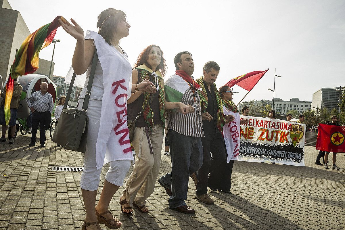 Komunitate kurduko kideak, dantzan, manifestazioaren amaieran. A. LOIOLA / ARP.