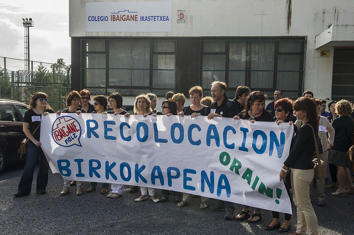 Ibaiganeko ikastetxeko irakasleen elkarretaratzea, atzo. MONIKA DEL VALLE / ARP. Ibaiganeko ikastetxeko irakasleen elkarretaratzea, atzo. MONIKA DEL VALLE / ARP.