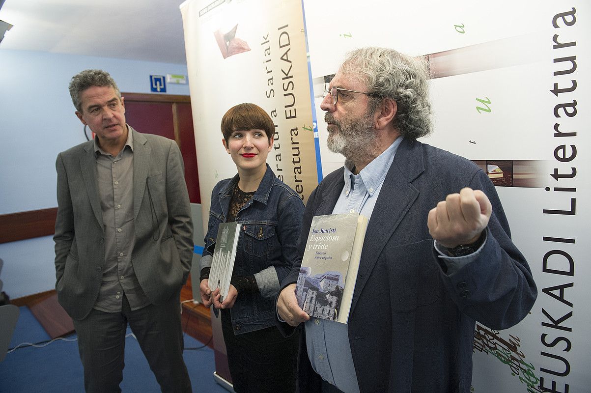 Joxean Muñoz, Maite Gurrutxaga eta Jon Juaristi, atzo, Donostian eginiko agerraldian. JON URBE / ARGAZKI PRESS.