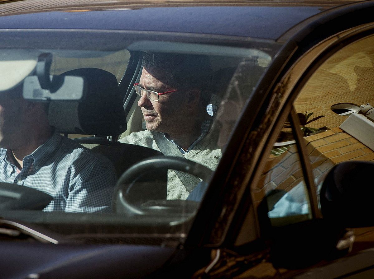 Francisco Granados, Guardia Zibilaren auto baten barruan, atzo. F. VILLAR / EFE.