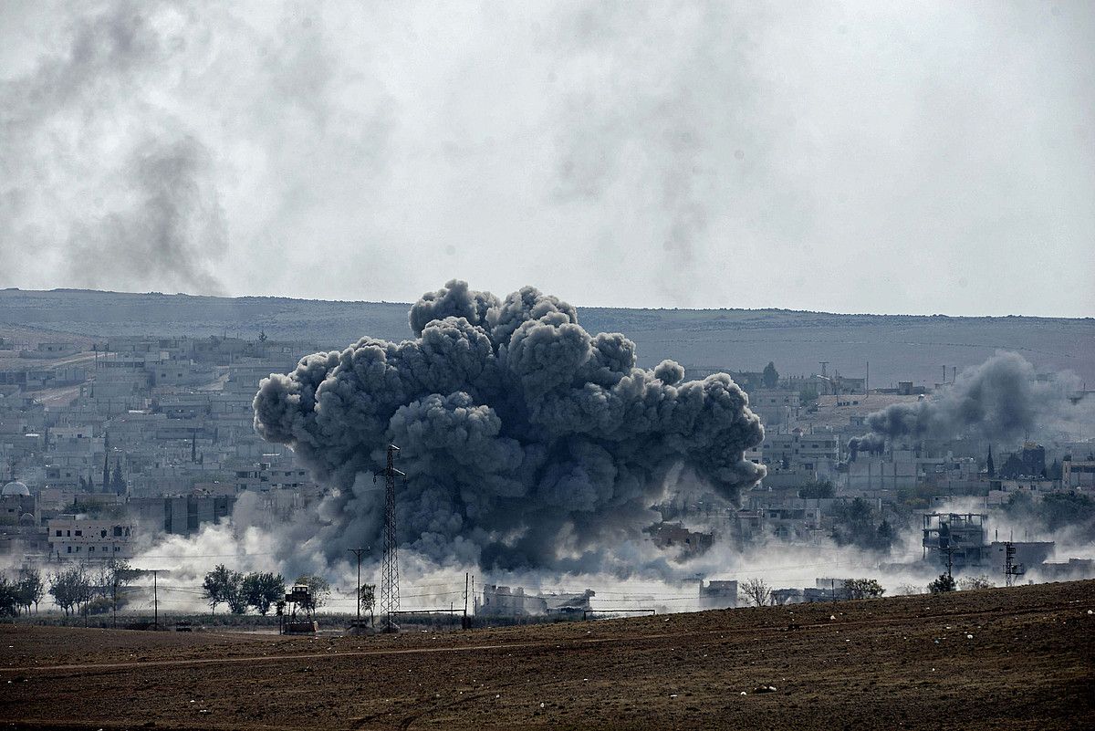Leherketa bat Siriako kurduen Kobane hirian, atzo, Turkiaren menpeko Kurdistandik ikusita. ERDEM SAHIN / EFE.