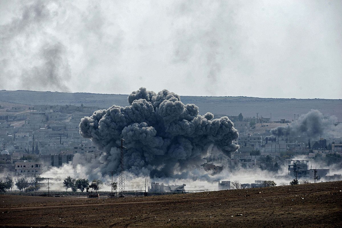 Leherketa bat Siriako kurduen Kobane hirian, atzo, Turkiaren menpeko Kurdistandik ikusita. ERDEM SAHIN / EFE. Leherketa bat Siriako kurduen Kobane hirian, atzo, Turkiaren menpeko Kurdistandik ikusita. ERDEM SAHIN / EFE.