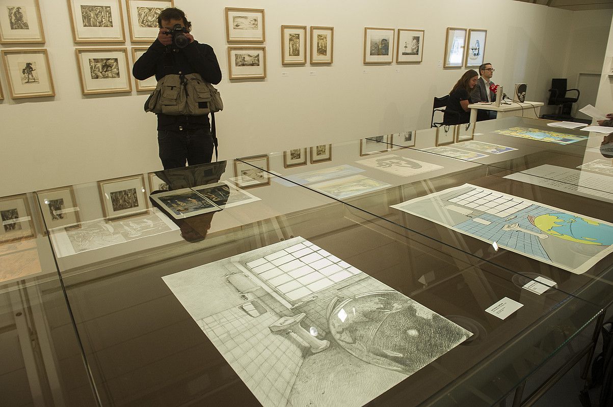 Bederatzi artistaren 59 grabatuk osatzen dute Editore mozorrotua erakusketa. ANDONI CANELLADA / ARGAZKI PRESS.