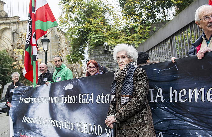 Julia Lanas deklaratzera joatearekin batera, elkarretaratzea egin dute epaitegi aurrean. MARISOL RAMIREZ / ARGAZKI PRESS