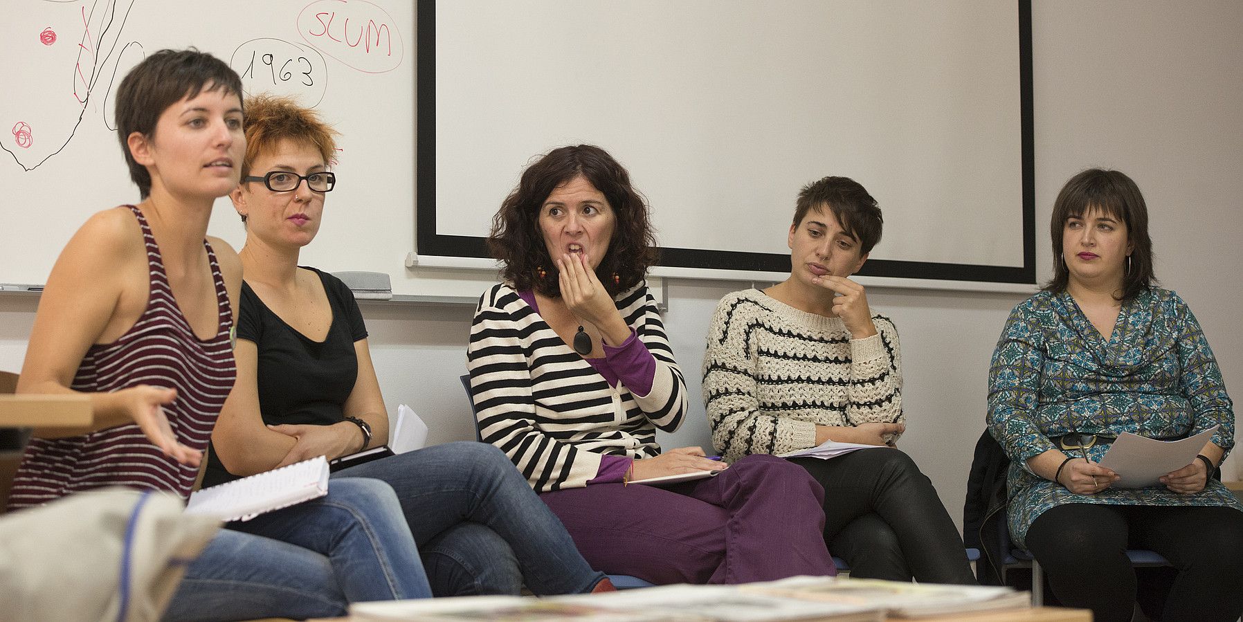 June Fernandez, Aitziber Zapirain, Maider Iriarte, Maite Bidarte eta Mirari Martiarena, ostegunean, Donostiako Filosofia fakultatean. GORKA RUBIO / ARGAZKI PRESS. June Fernandez, Aitziber Zapirain, Maider Iriarte, Maite Bidarte eta Mirari Martiarena, ostegunean, Donostiako Filosofia fakultatean. GORKA RUBIO / ARGAZKI PRESS.