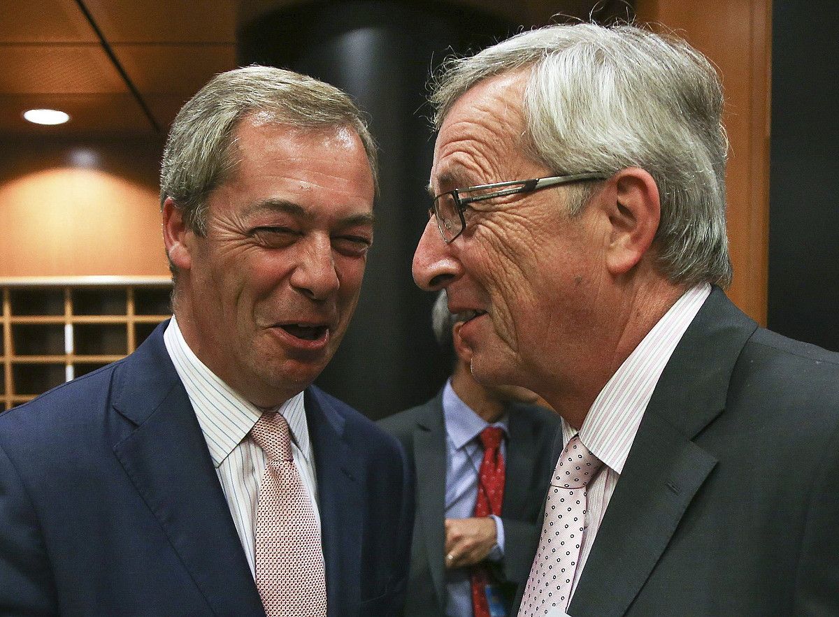 Jean-Claude Juncker eta Nigel Farage (UKIP). JULIEN WARNAND / EFE.