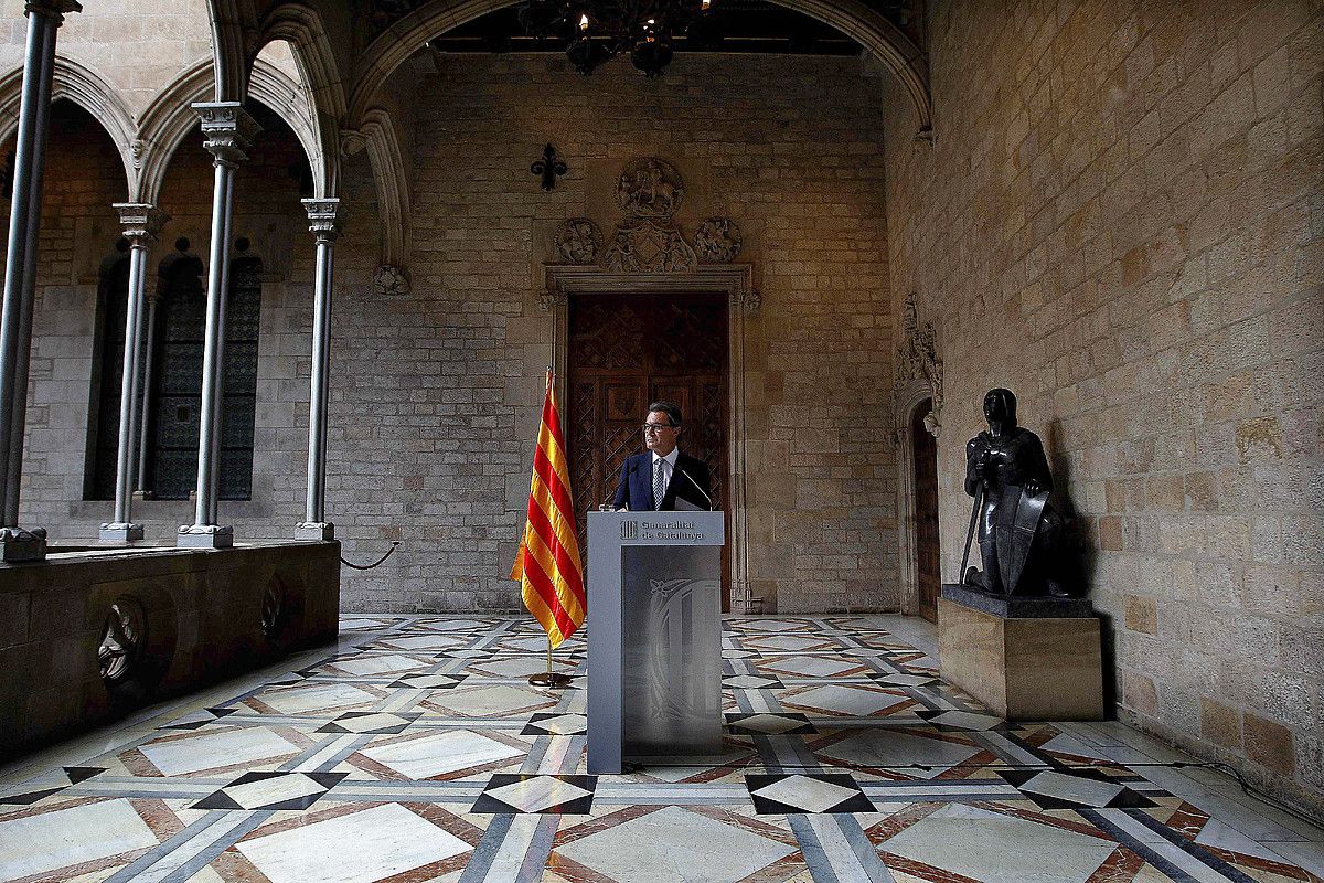 Ia bi orduko prentsaurrekoa eman zuen Artur Mas Kataluniako presidenteak atzo, Generalitatearen Jauregian. ALBERTO ESTEVEZ / EFE.
