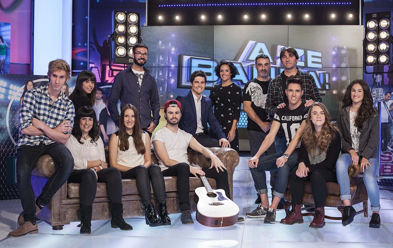 Miramongo estudioetan aurkeztu zuten, atzo, A ze banda! saio berria, tartean kantarietako batzuk zeudela. ETB.