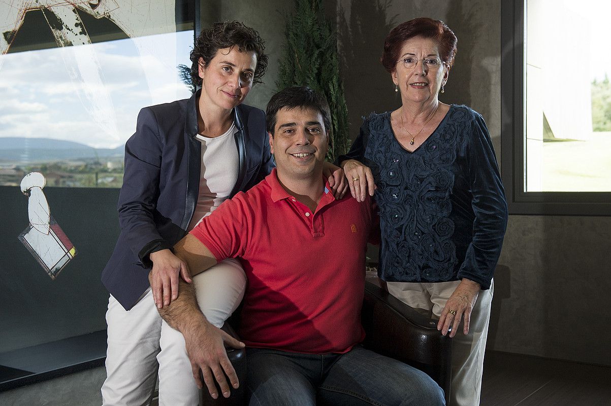 Lorena de Simon psikiatra, Sergio Saldaña idazlea, eta Luchi Soto, Saldañaren ama. IÑIGO URIZ / ARGAZKI PRESS.