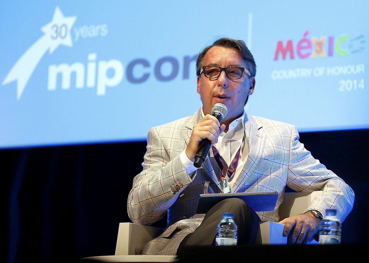 Emilio Azkarraga Televisako (Mexiko) presidentea hitzaldia ematen atzo, Cannesko Mipcom azokan. SEBASTIEN NOGIER / EFE.
