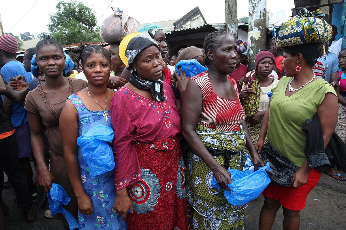 Emakume talde bat, elikagaiak jasotzeko esperoan, Liberian. NBEk jakiak ematen dizkie, kutsa ez daitezen. A. JALLANZO / EFE.