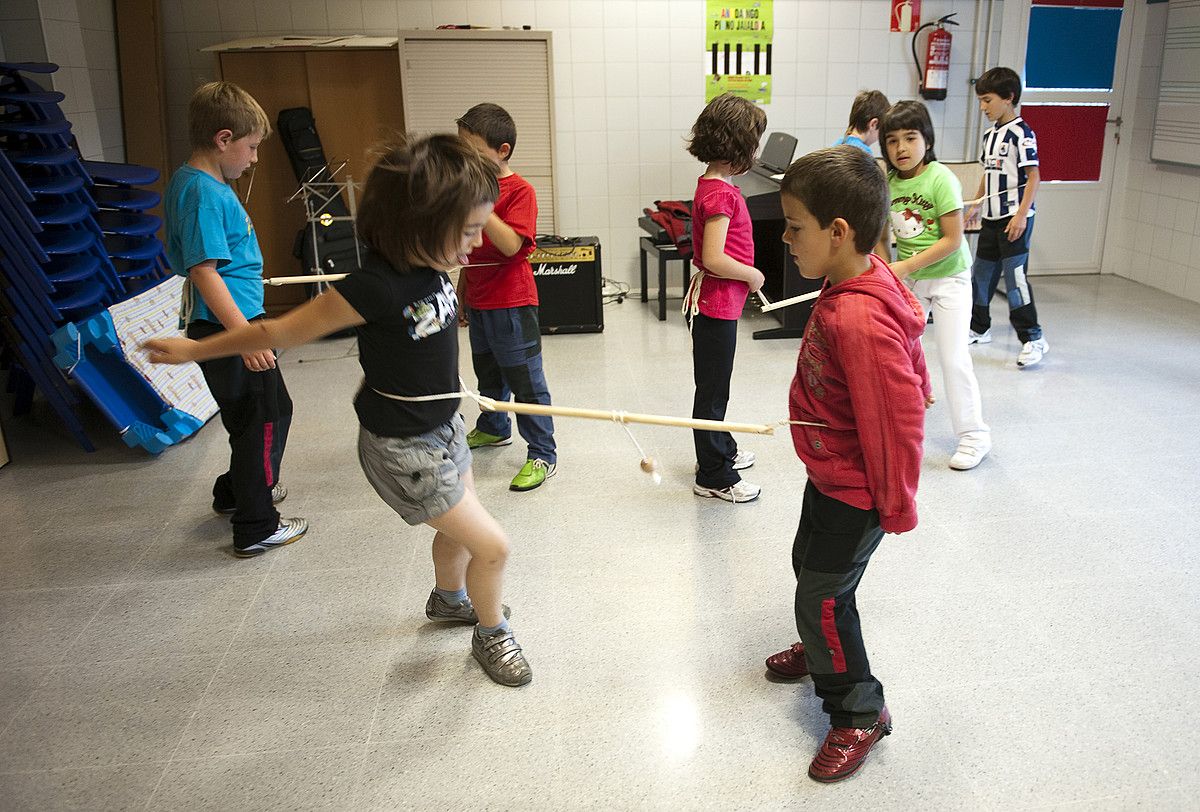 Neska-mutil batzuk, eskolako ekintza batean, elkarrekin. JUAN CARLOS RUIZ / ARP.