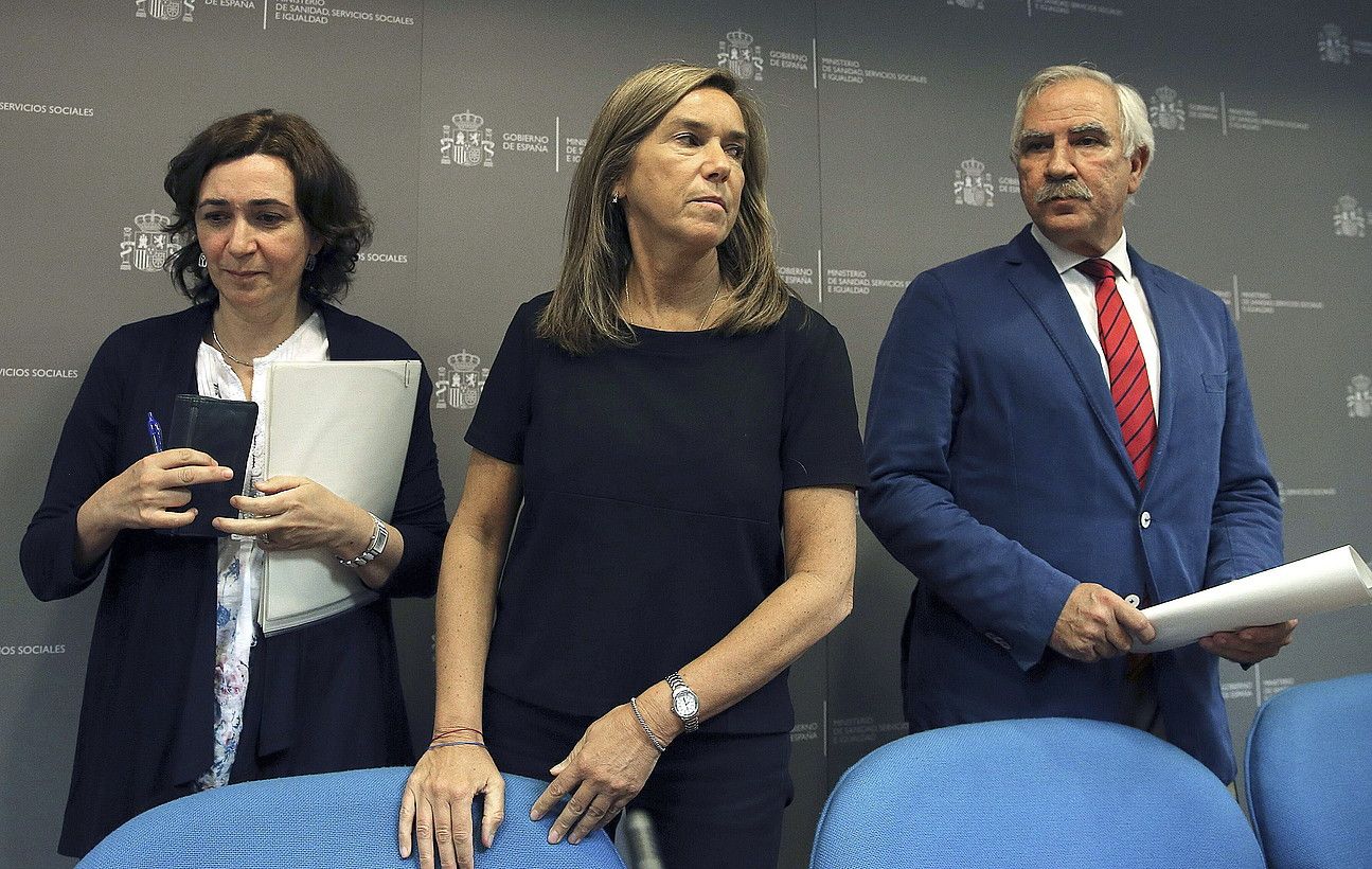Espainiako osasun arduradunak, Ana Mato ministroa buru dutela, atzo iluntzean egindako agerraldian. BALLESTEROS / EFE. Espainiako osasun arduradunak, Ana Mato ministroa buru dutela, atzo iluntzean egindako agerraldian. BALLESTEROS / EFE.