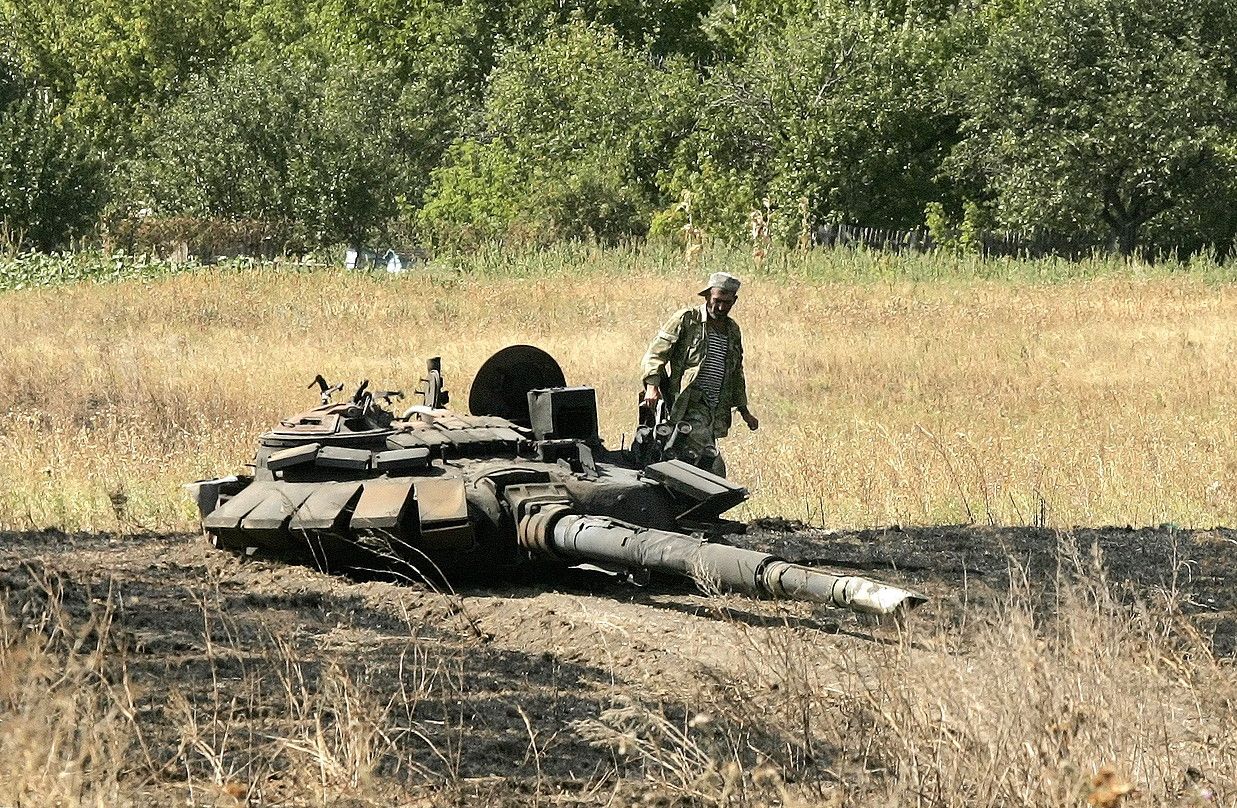 Miliziano errusiazale bat, Donetsketik 50 bat kilometrora. ALEXANDER ERMOXNEKO / EFE.