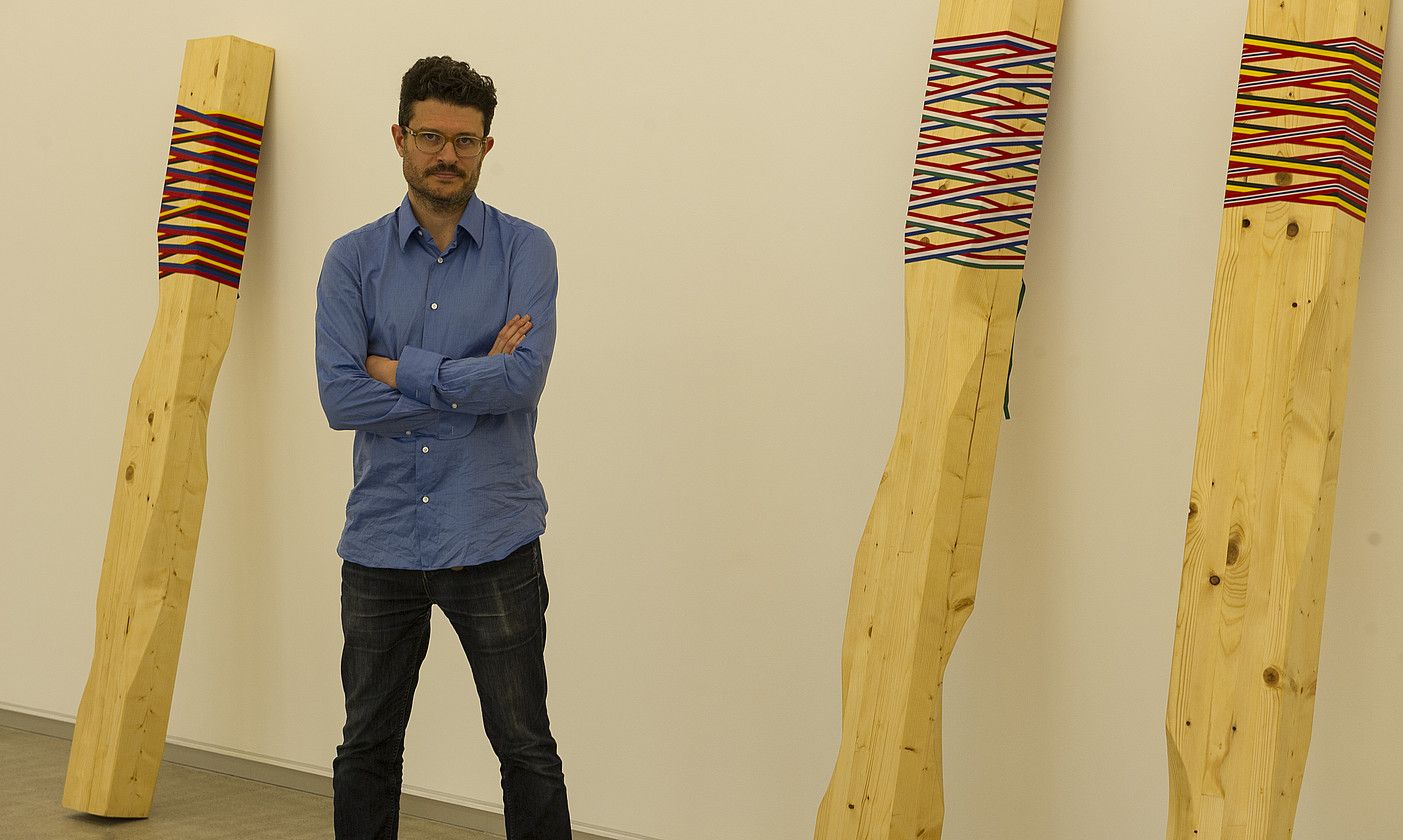 Asier Mendizabal artista Carreras Mugica galeriaren eraikin berrian jarri duen erakusketako zenbait piezarekin. MONIKA DEL VALLE / ARGAZKI PRESS. Asier Mendizabal artista Carreras Mugica galeriaren eraikin berrian jarri duen erakusketako zenbait piezarekin. MONIKA DEL VALLE / ARGAZKI PRESS.