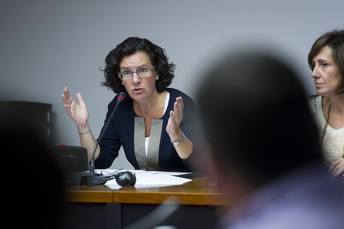 Teresa Nagore, Nafarroako Parlamentuan, atzoko agerraldian. IÑIGO URIZ / ARGAZKI PRESS. Teresa Nagore, Nafarroako Parlamentuan, atzoko agerraldian. IÑIGO URIZ / ARGAZKI PRESS.