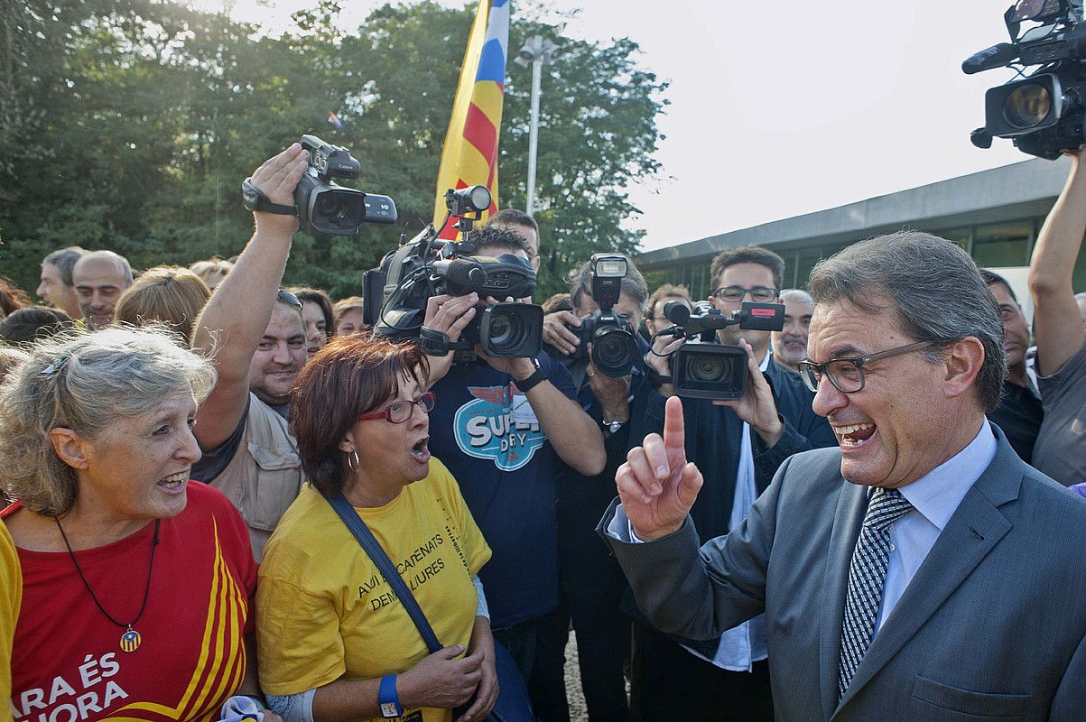 Artur Mas Kataluniako presidentea, Ara es l'hora kanpainaren ordezkariekin. ROBIN TOWNSEND / EFE.