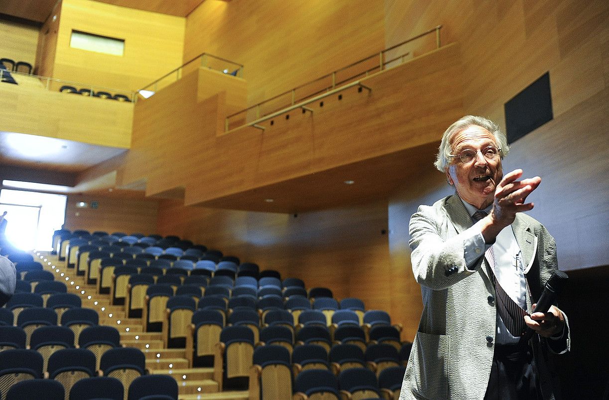 Rafael Moneo, museoko auditoriumean azalpenak ematen. JAGOBA MANTEROLA / ARGAZKI PRESS.