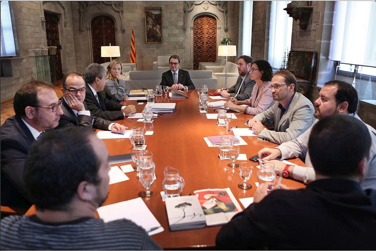 Artur Mas Kataluniako presidentea, atzo, Generalitatean, CiU, ERC, ICV-EUiA eta CUPeko bina ordezkarirekin bilduta, debekuaren kontra zer egin adosteko bileran. BERRIA / BERRIA.