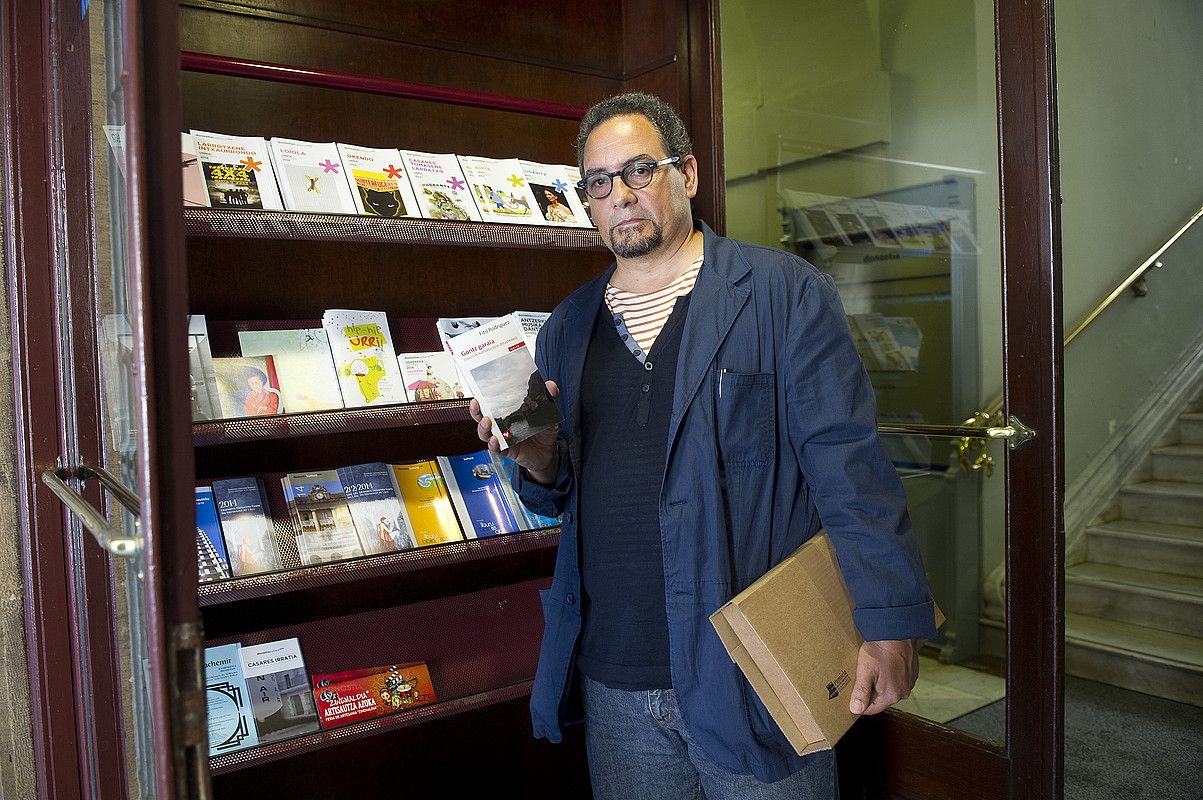Fito Rodriguez, Gontz garaia (ipuinak kontatu ezin dituztenei) liburuaren ale bat eskuetan duela. JUAN CARLOS RUIZ / ARP. Fito Rodriguez, Gontz garaia (ipuinak kontatu ezin dituztenei) liburuaren ale bat eskuetan duela. JUAN CARLOS RUIZ / ARP.