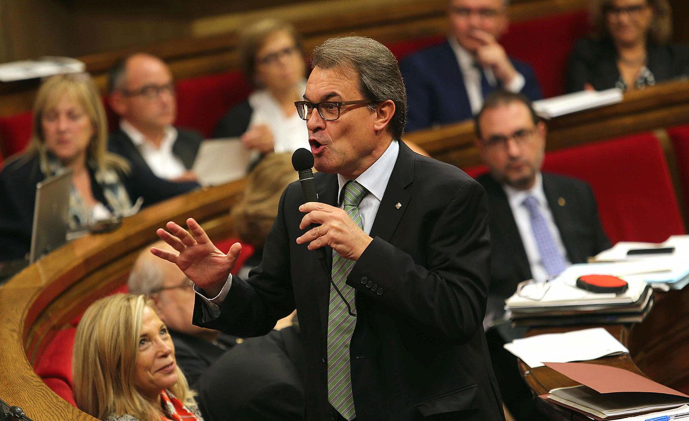Artur Mas presidentea, atzo, Kataluniako Parlamentuko kontrol saioan, galdeketaren batzordeari buruzko bozketa egin baino lehen hitza hartu zuenean. T. ALBIR / EFE. Artur Mas presidentea, atzo, Kataluniako Parlamentuko kontrol saioan, galdeketaren batzordeari buruzko bozketa egin baino lehen hitza hartu zuenean. T. ALBIR / EFE.