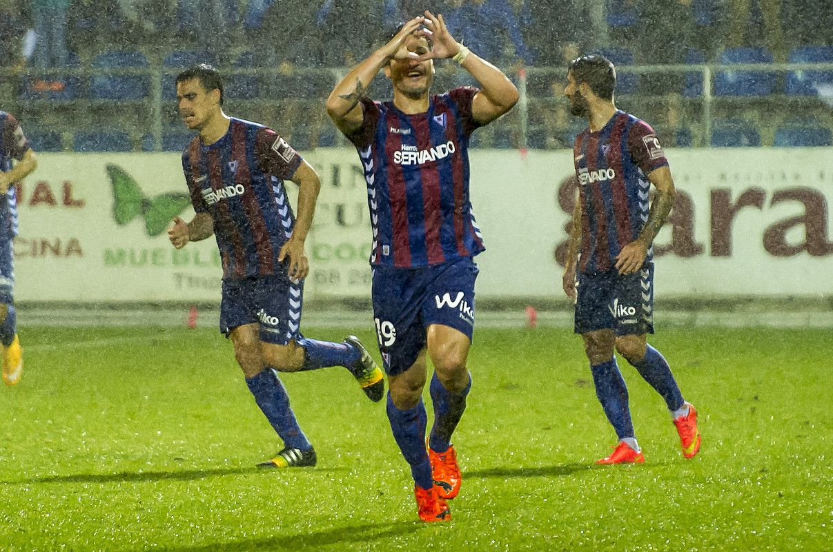 Piovaccari Eibarreko aurrelaria, atzo, luzapenean Levanteri sartutako hirugarren gola ospatzen. JUANAN RUIZ / ARGAZKI PRESS.