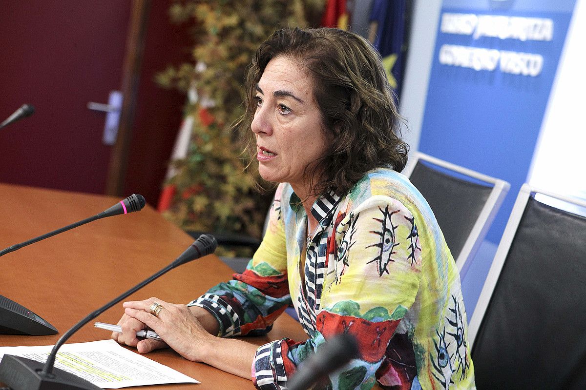 Uriarte sailburua, akordioaren berri ematen, atzo. JUAN HERRERO / EFE.