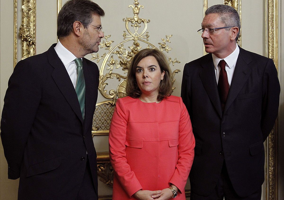 Rafael Catala, Soraya Saenz de Santamaria eta Alberto Ruiz Gallardon, atzo. CHEMA MOYA/EFE. Rafael Catala, Soraya Saenz de Santamaria eta Alberto Ruiz Gallardon, atzo. CHEMA MOYA/EFE.