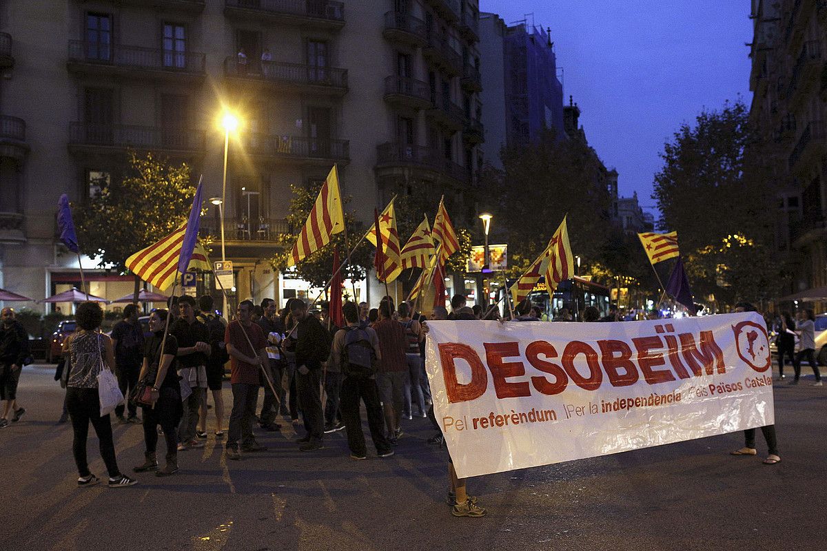 Desobeim kanpainak eta hainbat herri mugimenduk deituta, hainbat protesta sortu ziren atzo iluntzean Katalunian. Deialdi nagusia gaur arratserako egin dute. ALEJANDRO GARCIA / EFE.
