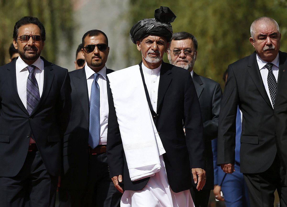 Axraf Ghani Afganistango presidentea, atzo, kargua hartzeko ekitaldian, Kabulen. OMAR SOBHANI / EFE. Axraf Ghani Afganistango presidentea, atzo, kargua hartzeko ekitaldian, Kabulen. OMAR SOBHANI / EFE.