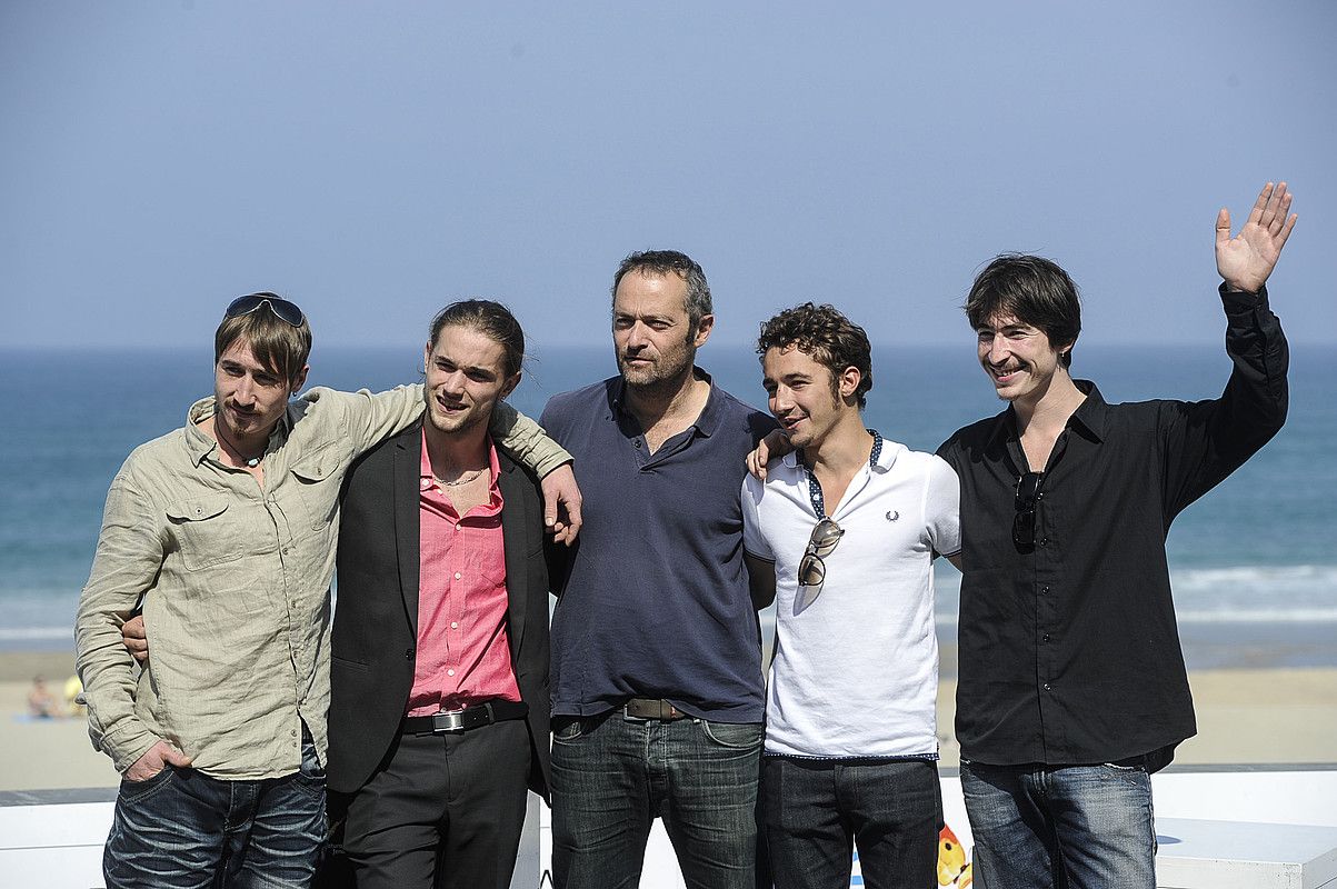 Cedric Kahn (erdian), alboetara Romain Depret eta Jules Ritmanic aktoreak, eta Okwari zein Shahi Yena Fortin anaiak (bi muturretan) dituela, atzo. J. MANTEROLA / ARP. Cedric Kahn (erdian), alboetara Romain Depret eta Jules Ritmanic aktoreak, eta Okwari zein Shahi Yena Fortin anaiak (bi muturretan) dituela, atzo. J. MANTEROLA / ARP.