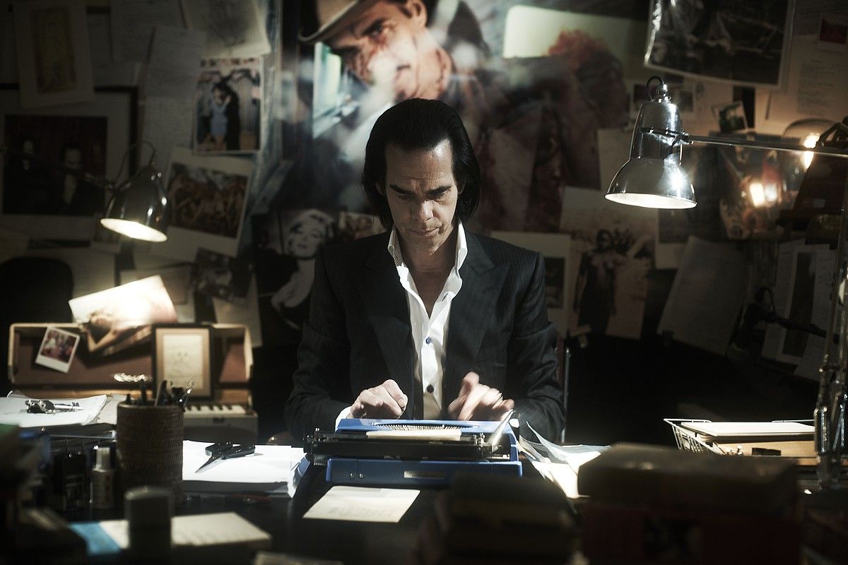 Nick Cave Brightongo (Ingalaterra) bere etxeko langelan, 20.000 Days on Earth filmaren fotograma batean..